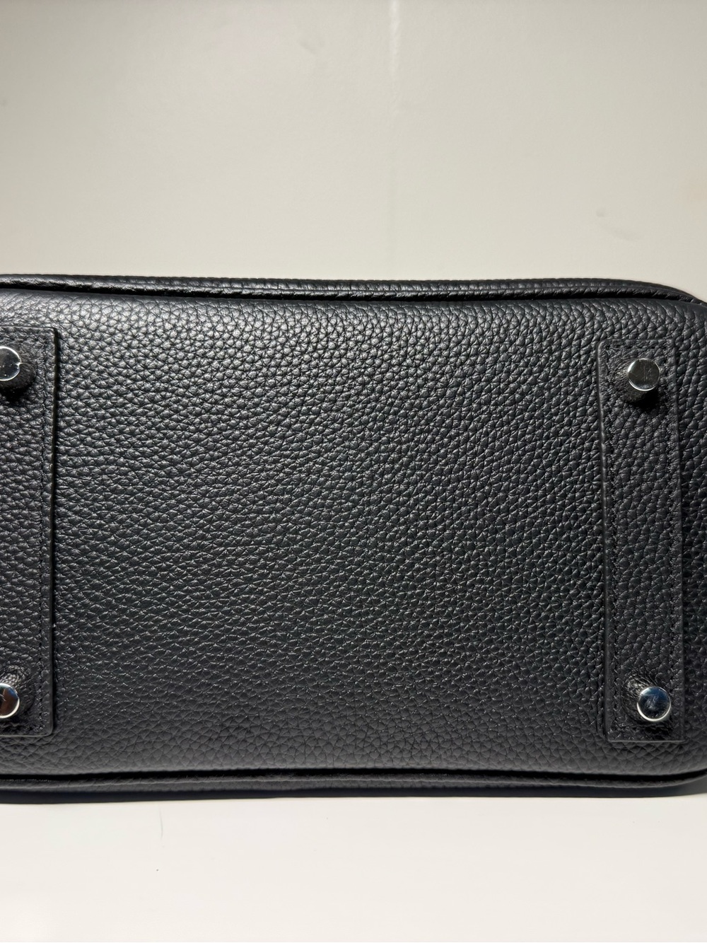 B20 / Birkin 20 size, the width is approximately 20 cm, or about 7.9 inches